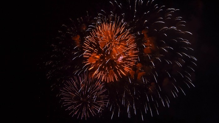 Khoảnh khắc người dân TP HCM đón năm mới 2023 dưới bầu trời pháo hoa - Ảnh 5.