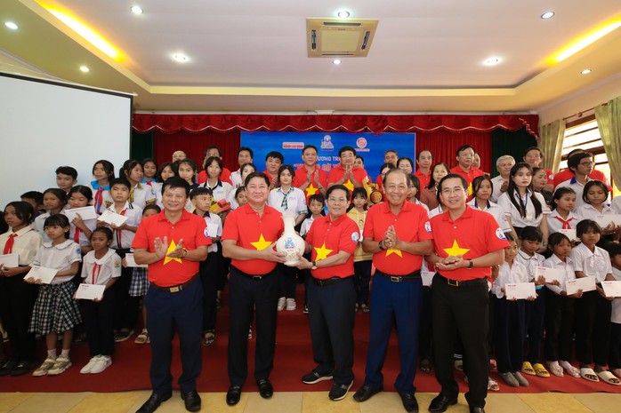 10.000 lá cờ Tổ quốc, 50 suất học bổng đến với tỉnh Ninh Thuận - Ảnh 3.