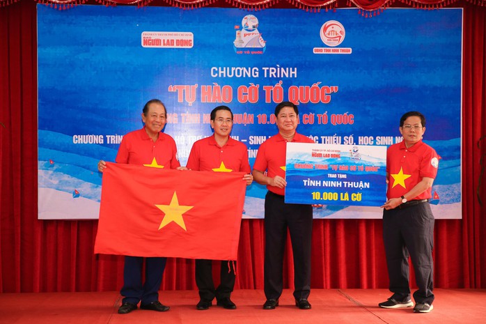 10.000 lá cờ Tổ quốc, 50 suất học bổng đến với tỉnh Ninh Thuận - Ảnh 1.