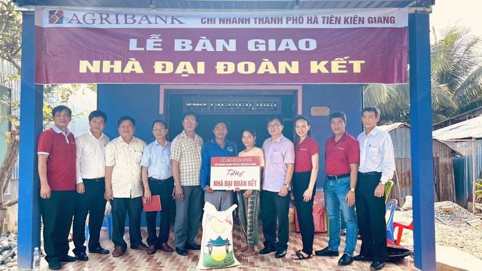 Agribank Kiên Giang tặng 20 căn nhà đại đoàn kết cho hộ nghèo - Ảnh 1.