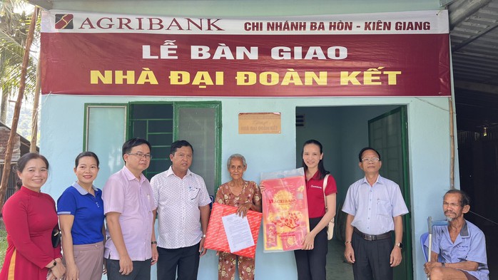 Agribank Kiên Giang tặng 20 căn nhà đại đoàn kết cho hộ nghèo - Ảnh 2.