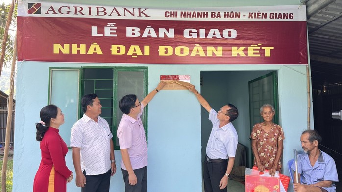 Agribank Kiên Giang tặng 20 căn nhà đại đoàn kết cho hộ nghèo - Ảnh 4.