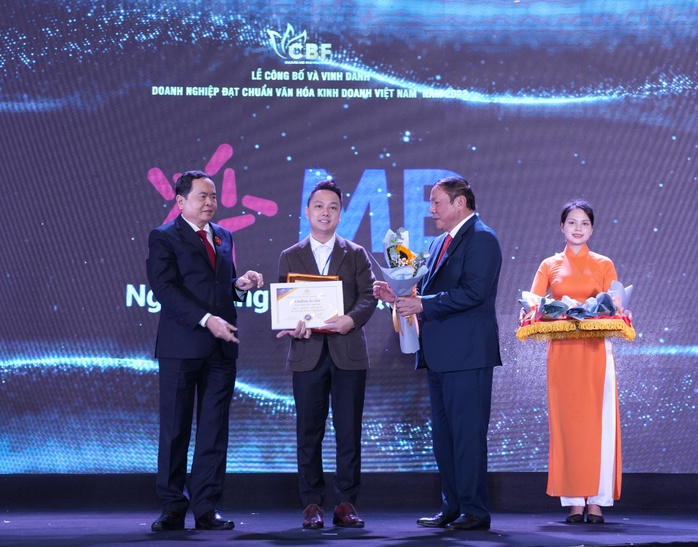 MB được vinh danh Doanh nghiệp đạt chuẩn văn hóa kinh doanh Việt Nam 2022 - Ảnh 1. MB được vinh danh Doanh nghiệp đạt chuẩn văn hóa kinh doanh Việt Nam 2022 - Ảnh 1.