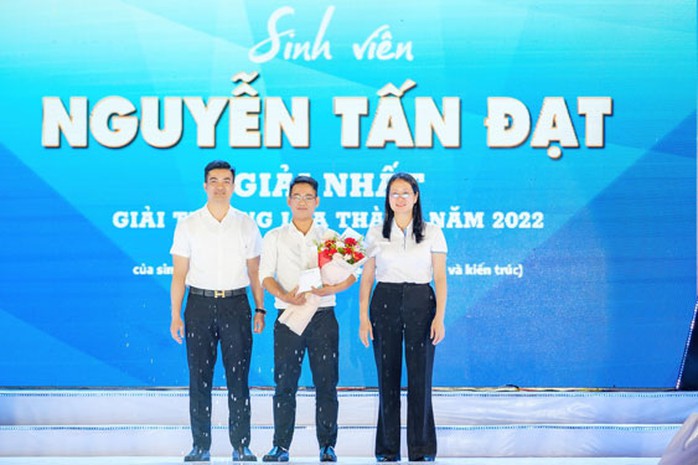 Tuyên dương sinh viên đoạt giải nhất giải thưởng Loa Thành - Ảnh 1.