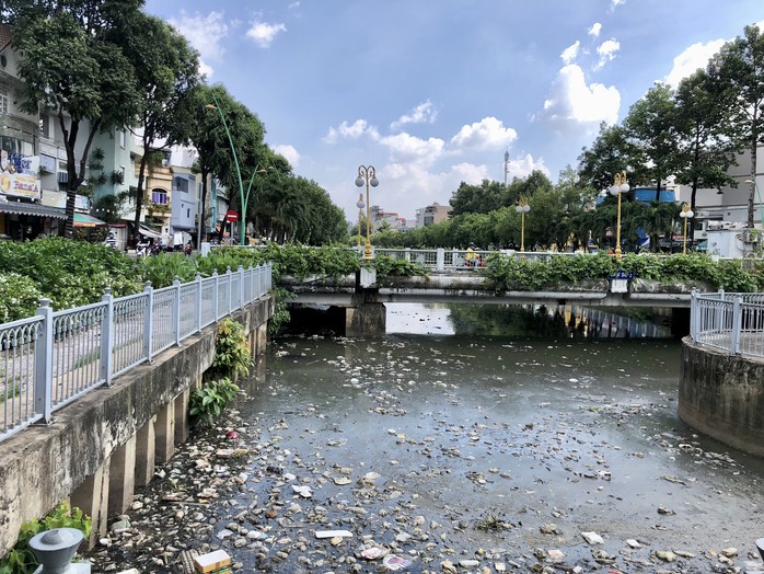 CLIP: Nhiều đoạn kênh Nhiêu Lộc - Thị Nghè như ao đọng, đặc sệt rác - Ảnh 2.