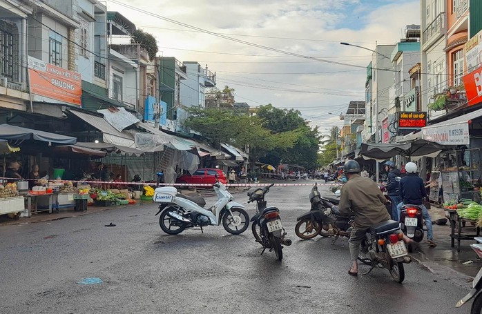 Mâu thuẫn bộc phát, 1 thanh niên đâm chết người - Ảnh 1.