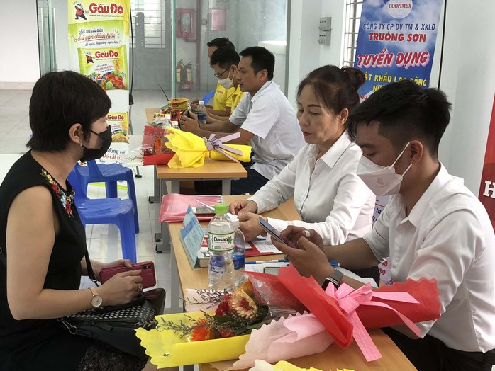 Nhiều việc làm Tết đang chờ ứng viên - Ảnh 1. Nhiều việc làm Tết đang chờ ứng viên - Ảnh 1.