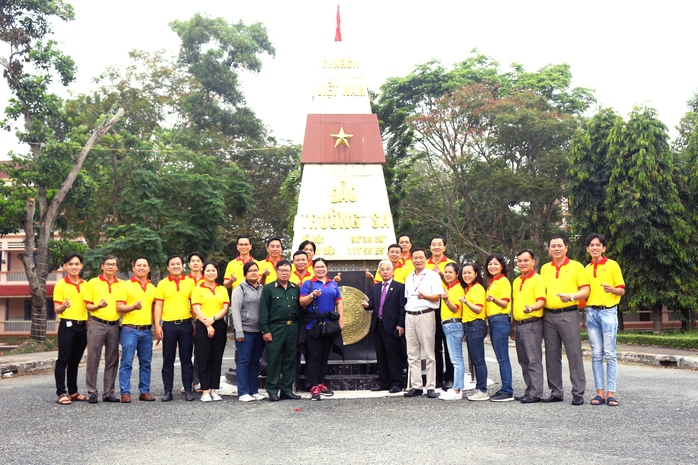 Trường ĐH Cửu Long ra quân tham gia chương trình “Tự hào cờ Tổ quốc - Vòng tay biển đảo” - Ảnh 3.