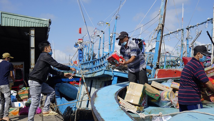 Ngư dân vươn khơi đánh bắt xuyên Tết, đón giao thừa giữa biển cả - Ảnh 8.