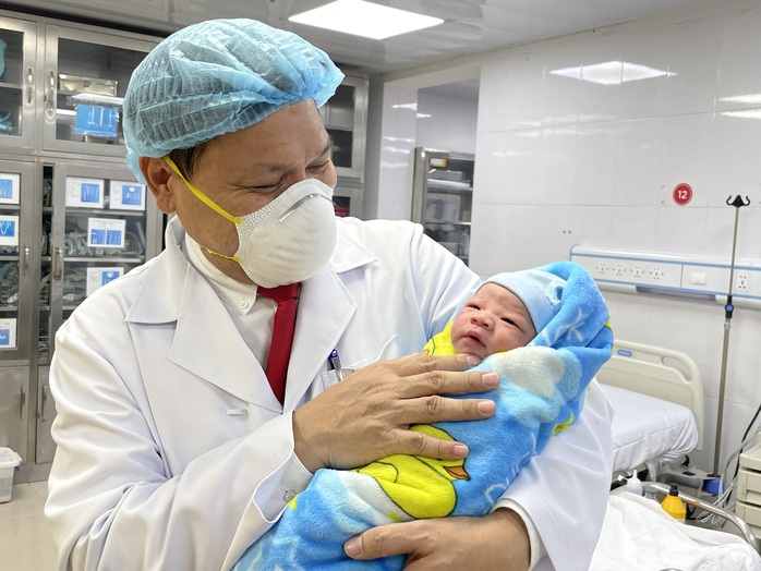 Trùng hợp những công dân nhí chào đời ở 2 bệnh viện phụ sản lớn nhất Hà Nội - Ảnh 3.