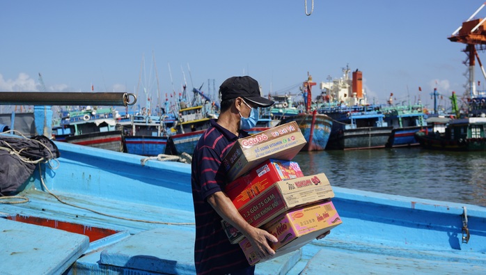 Ngư dân vươn khơi đánh bắt xuyên Tết, đón giao thừa giữa biển cả - Ảnh 5.