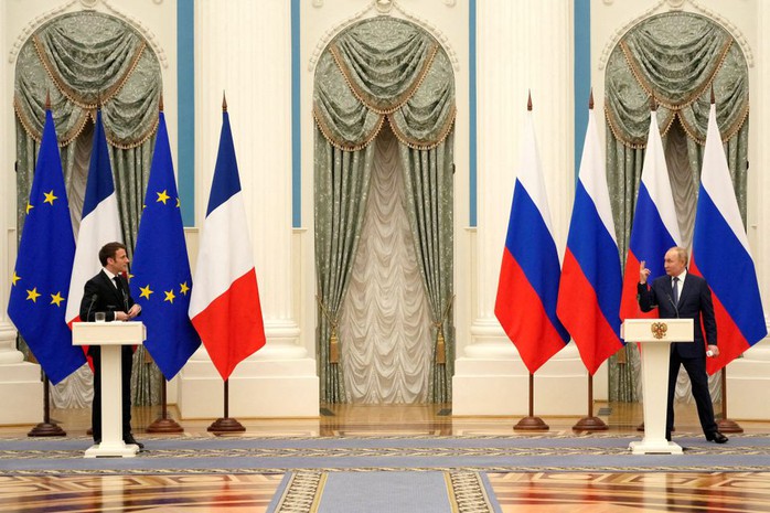 Hé lộ lý do Tổng thống Macron phải ngồi xa Tổng thống Putin - Ảnh 2.