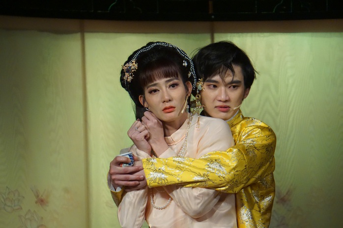 NSƯT Tú Sương hớp hồn khán giả trong vở kịch Ảnh tự - Ảnh 4. NSƯT Tú Sương hớp hồn khán giả kèo nhà cái tỷ lệ bóng đá vở kịch Ảnh tự - Ảnh 4.