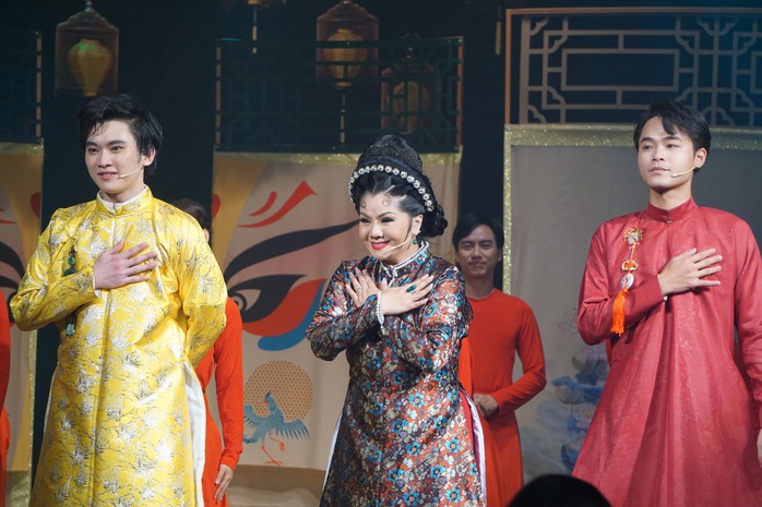 NSƯT Tú Sương hớp hồn khán giả trong vở kịch Ảnh tự - Ảnh 5. NSƯT Tú Sương hớp hồn khán giả kèo nhà cái tỷ lệ bóng đá vở kịch Ảnh tự - Ảnh 5.