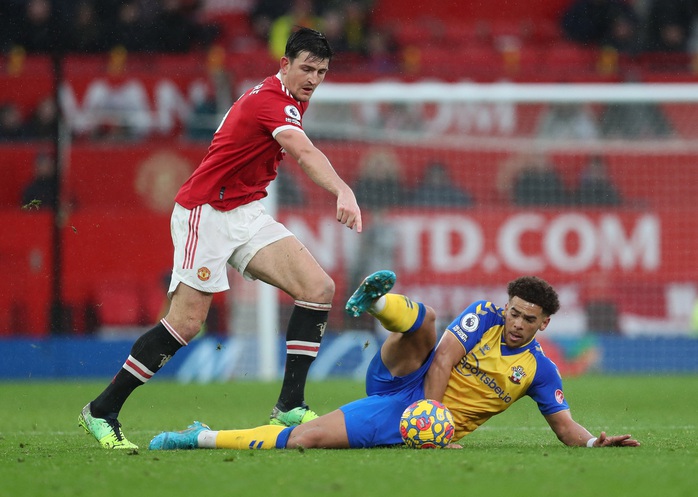 Ronaldo mang băng đội trưởng Man United, Maguire bực tức chỉ trích đàn anh - Ảnh 1.