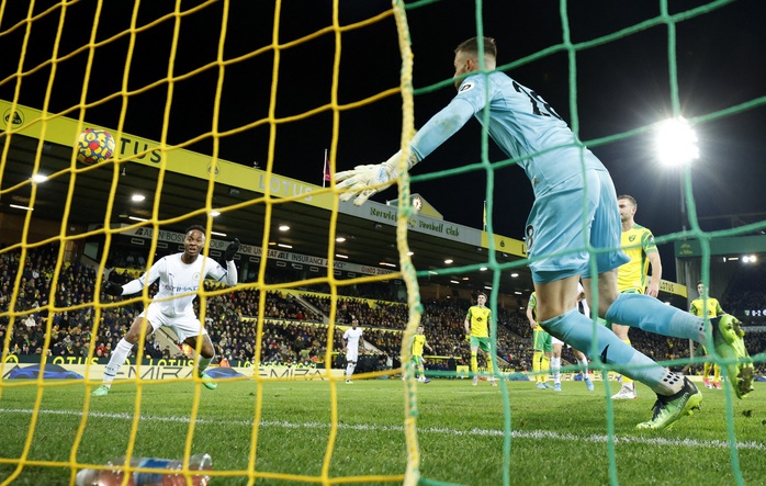 Sterling bùng nổ hat-trick, Man City vững ngôi đầu Ngoại hạng Anh - Ảnh 4.