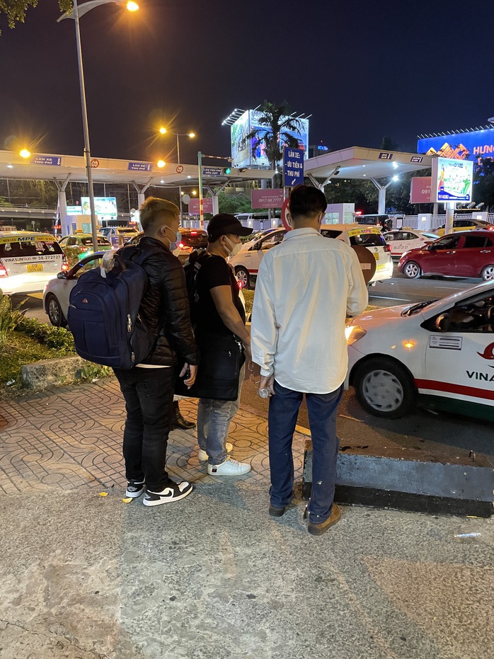 Đón xem phóng sự: Thế giới taxi riêng ở sân bay Tân Sơn Nhất - Ảnh 5.