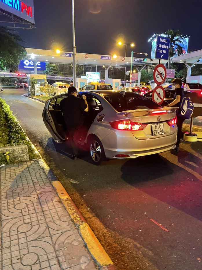 Đón xem phóng sự: Thế giới taxi riêng ở sân bay Tân Sơn Nhất - Ảnh 7.