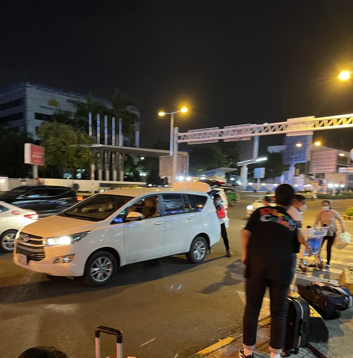 Đón xem phóng sự: Thế giới taxi riêng ở sân bay Tân Sơn Nhất - Ảnh 6.