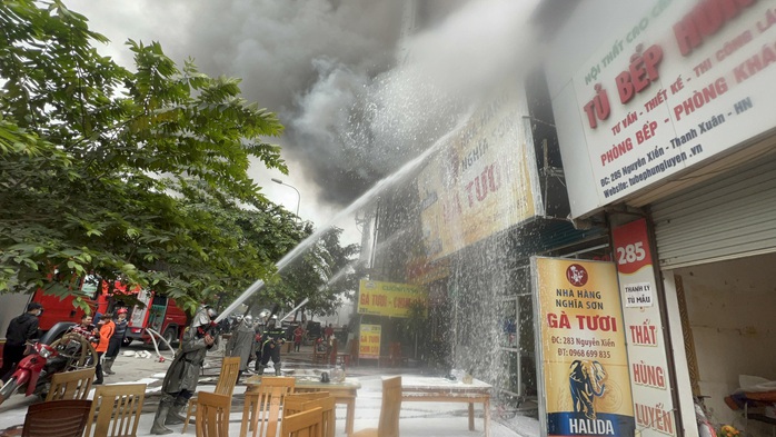 CLIP: Cháy lớn tại nhiều cửa hàng trên phố, có nhiều tiếng nổ lớn - Ảnh 3.