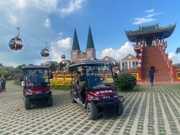 Cáp treo Núi Sam phục vụ sáng đêm khách hành hương miếu Bà dịp rằm tháng Giêng - Ảnh 3. Cáp bóng đá tỷ lệ kèo nhà cái Núi Sam phục vụ sáng đêm khách hành hương miếu Bà dịp rằm tháng Giêng - Ảnh 3.