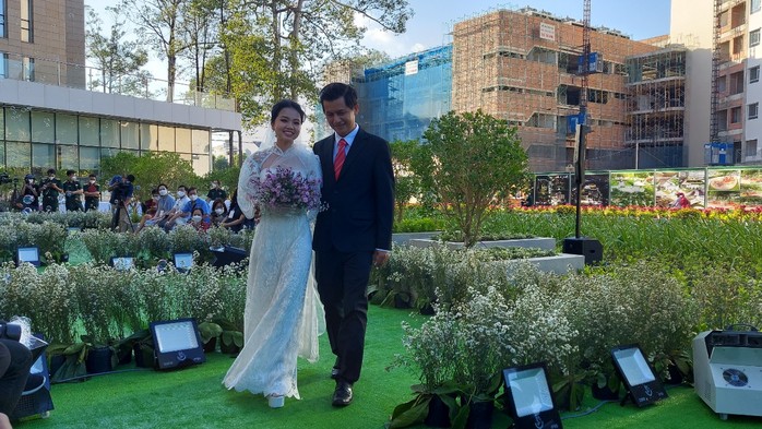 Hoãn cưới chống dịch, 20 y, bác sĩ được tổ chức lễ cưới tập thể - Ảnh 3.