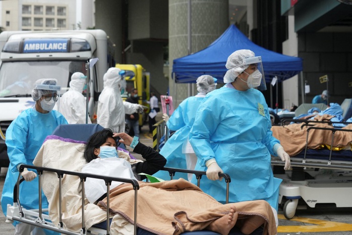 Hồng Kông: Ca nhiễm Covid-19 tăng đột biến, bệnh nhân nằm vật vờ ngoài bệnh viện - Ảnh 5.