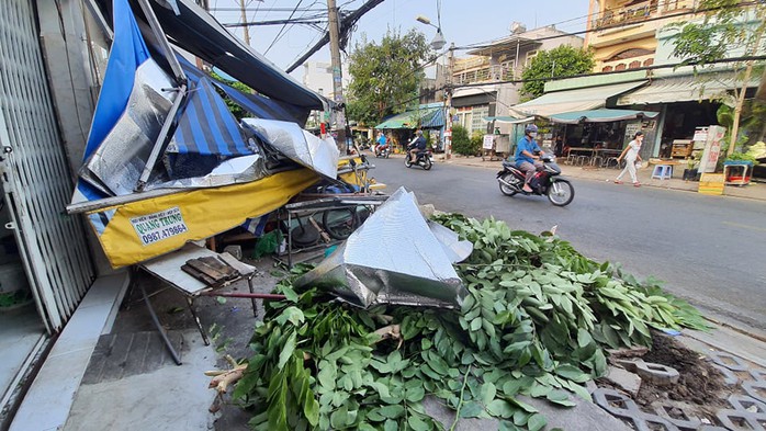 Kinh hoàng hiện trường ôtô lao vào quán nhậu vỉa hè ở quận 8 - Ảnh 6.