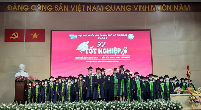 160 sinh viên Khoa Y - ĐHQG TP HCM tốt nghiệp - Ảnh 2.