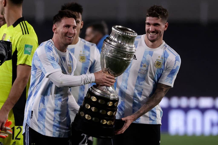 Lionel Messi: Giọt nước mắt người đàn ông tài hoa - Ảnh 2.