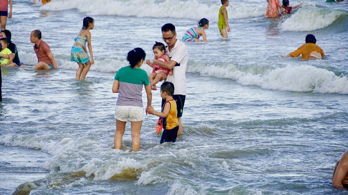 Du khách khắp nơi đổ về, bãi biển Vũng Tàu đông nghẹt - Ảnh 8.