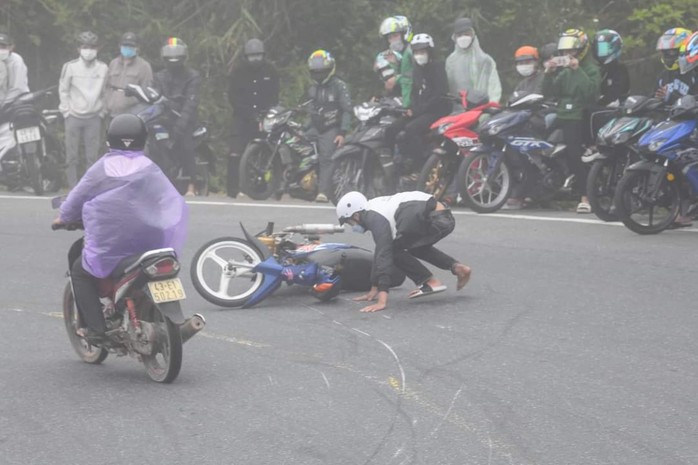 Nhiều thanh niên bốc đầu xe, gây tai nạn tại “khúc cua tay áo” đỉnh đèo Hải Vân - Ảnh 3.