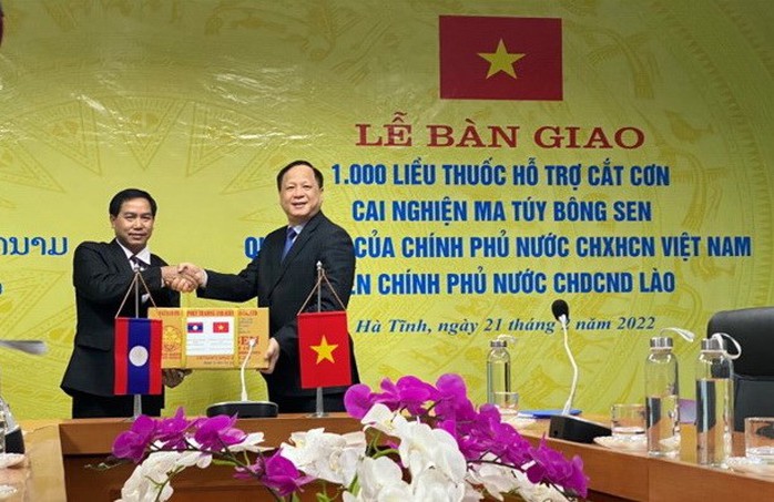 Trao tặng Lào 1.000 liều thuốc điều trị cai nghiện ma túy - Ảnh 1.