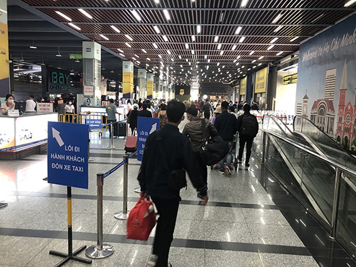 Lập lại trật tự sân bay Tân Sơn Nhất, cách nào?: Sân bay là bến bãi vận tải công cộng - Ảnh 1.