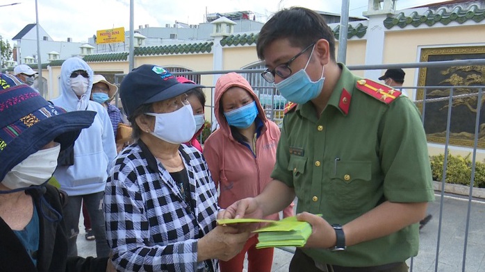 Những câu thơ dí dỏm trong cẩm nang “7 không 4 nên”ở Châu Đốc - Ảnh 4.