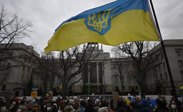 Ukraine bỏ phiếu cho dân thường cầm vũ khí - Ảnh 1.