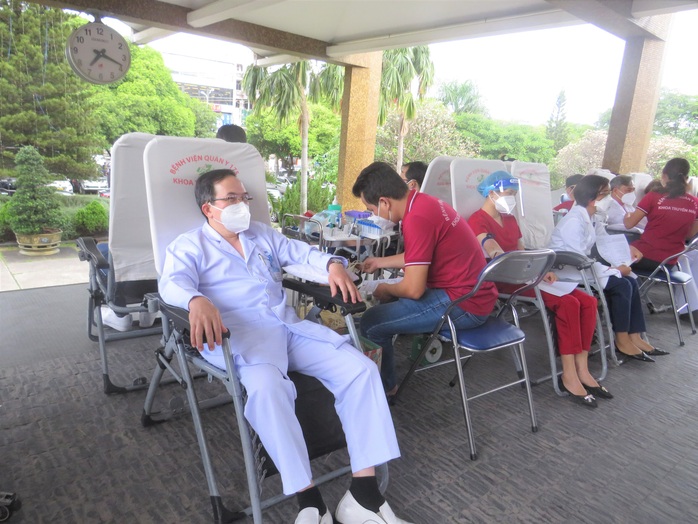 Y - bác sĩ mừng ngày thầy thuốc bằng cách hiến hơn 200 đơn vị máu tặng bệnh nhân - Ảnh 3.