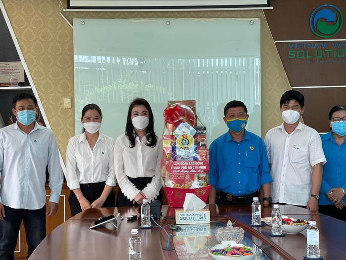 Lãnh đạo Liên đoàn Lao động TP HCM thăm và tặng quà cho công nhân VWS - Ảnh 1. Lãnh đạo Liên đoàn Lao động TP HCM thăm và tặng quà cho công nhân VWS - Ảnh 1.