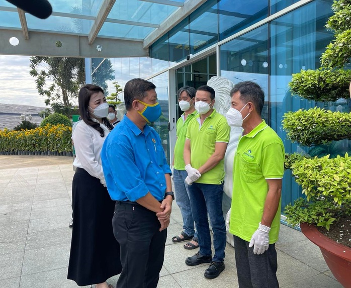 Lãnh đạo Liên đoàn Lao động TP HCM thăm và tặng quà cho công nhân VWS - Ảnh 4. Lãnh đạo Liên đoàn Lao động TP HCM thăm và tặng quà cho công nhân VWS - Ảnh 4.