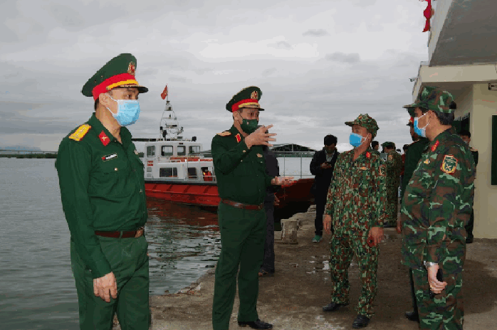 Vụ chìm tàu tại Quảng Nam: Thủ tướng yêu cầu huy động mọi phương tiện, nhân lực tìm kiếm, cứu người bị nạn - Ảnh 1.