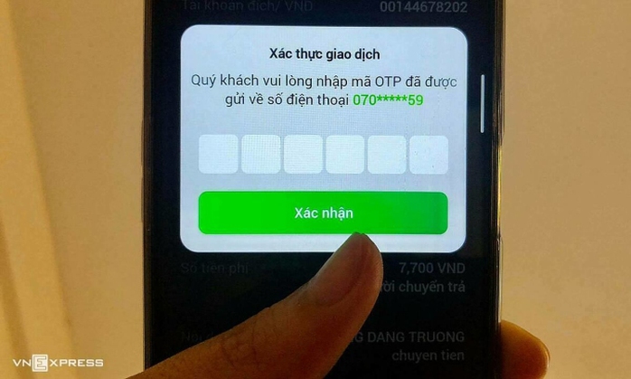 Ngân hàng đua tăng phí SMS Banking - Ảnh 2. Ngân hàng đua tăng phí SMS Banking - Ảnh 2.