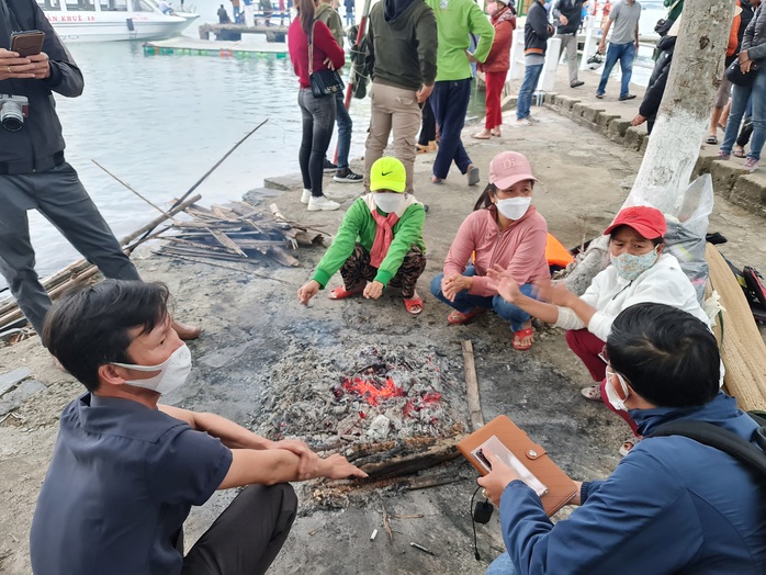 Chìm ca nô ở biển Cửa Đại 17 người chết và mất tích: Trực thăng quần thảo tìm nạn nhân - Ảnh 7.