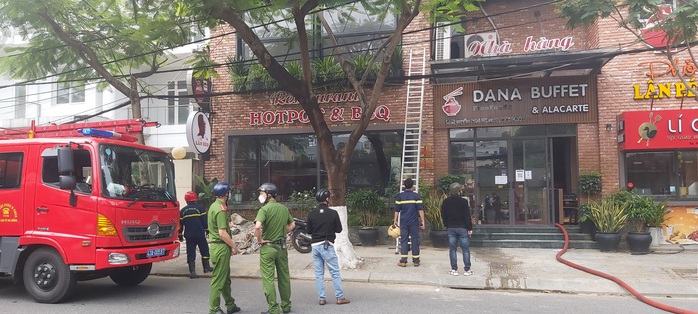 Cháy lớn tại nhà hàng buffet ở trung tâm Đà Nẵng - Ảnh 2.