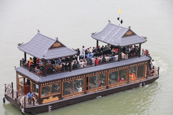 Biển người đổ về chùa Tam Chúc du Xuân ngày mùng 4 Tết - Ảnh 10. Biển người đổ về chùa Tam Chúc kèo nhà cái tỷ lệ bóng đá Xuân ngày mùng 4 Tết - Ảnh 10.