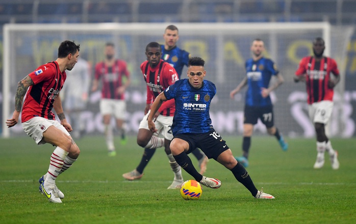 Ngược dòng thắng trận derby, AC Milan rút ngắn khoảng cách với ĐKVĐ Inter Milan - Ảnh 1.