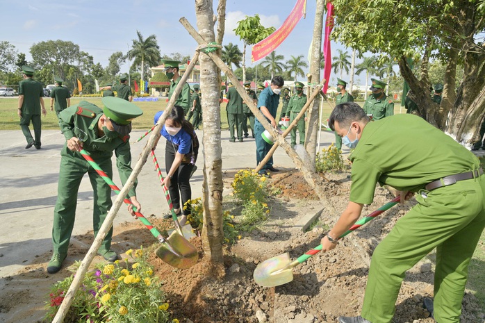 Bộ đội Biên phòng Kiên Giang phát động trồng hơn 20.000 cây xanh - Ảnh 2.