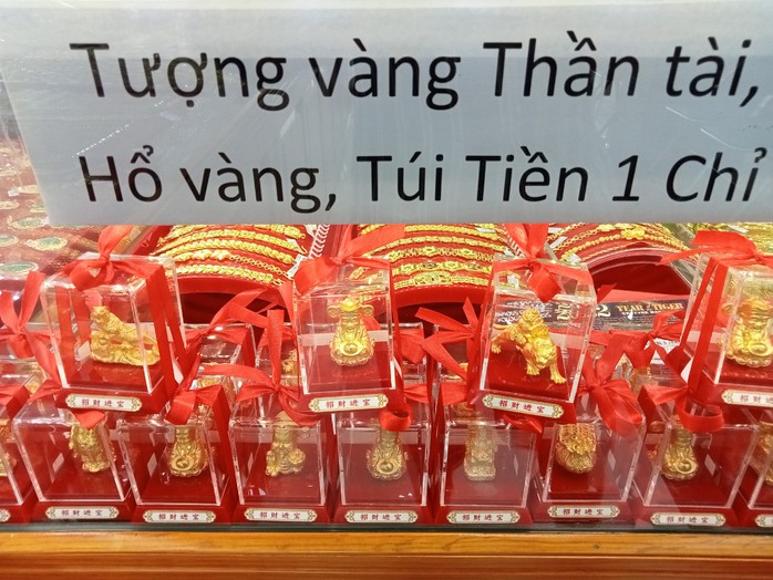 Giá vàng SJC tiếp tục lao dốc sát ngày Thần Tài - Ảnh 1.