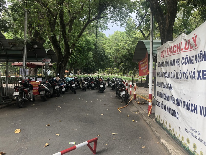 Dân bức xúc vì bãi xe công viên Hoàng Văn Thụ không hoạt động suốt nhiều tháng - Ảnh 1.