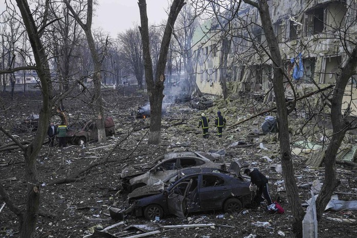 Đoàn xe tăng Nga áp sát thủ đô Ukraine - Ảnh 3.