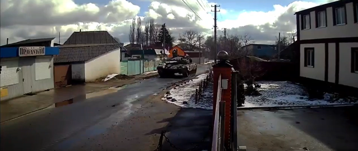 Đoàn xe tăng Nga áp sát thủ đô Ukraine - Ảnh 1.